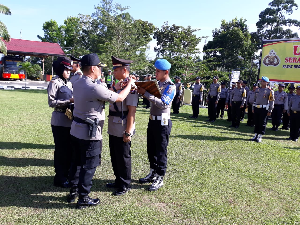 Kapokres Sijunjung, AKBP. Driharto, S.Ik, memasangkan tanda jabatan baru kepada AKP. Asmirin, sebagai Kapolsek Sujunjung